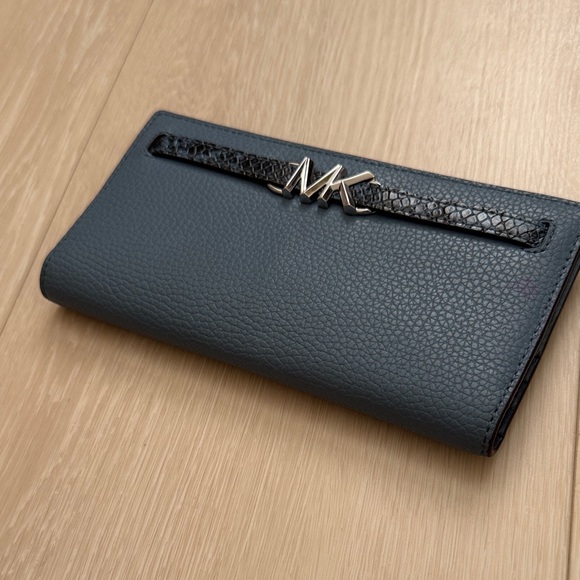 Michael Kors Reed Large Bifold Wallet - Picture 2 of 9